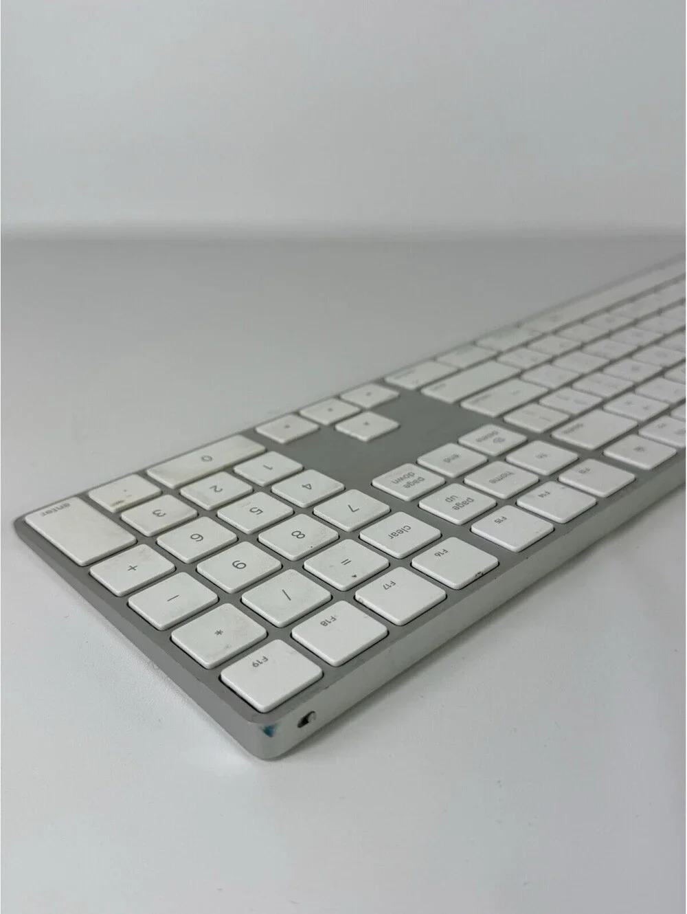 Apple A1843 Wireless Keyboard w/ Numeric Keypad MQ052LL/A Bluetooth Grade B